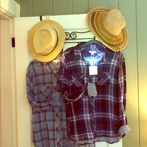 Set of two beachlunchlounge long sleeve shirts